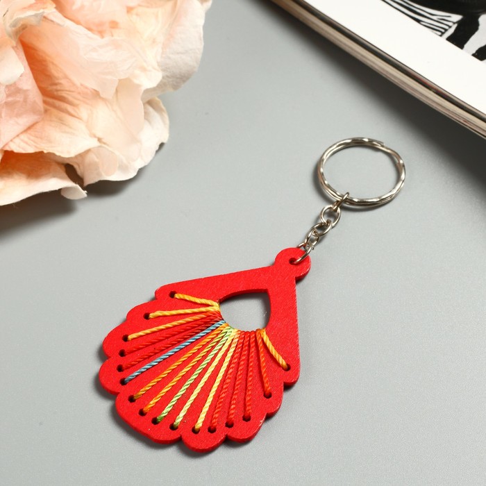 Брелок дерево с нитками "Веер" МИКС 6,5х4,5х0,2 см