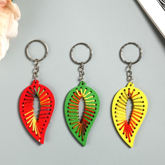 Брелок дерево с нитками "Листок" МИКС 6,7х3,7х0,2 см