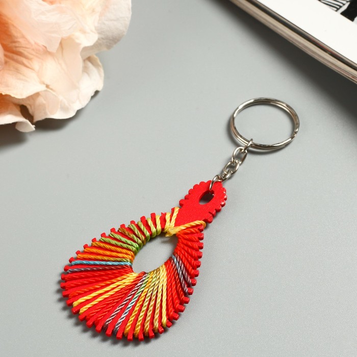 Брелок дерево с нитками "Капля" МИКС 6,5х3,8х0,3 см