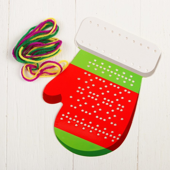 Новый год, вышивка пряжей "Варежка" на картоне с пластиковой иглой