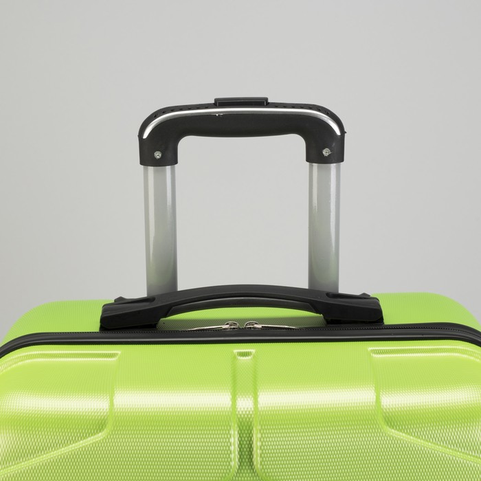 Чемодан средний "Доспехи" 24", отдел на молнии, кодовый замок, 4 колеса, цвет зелёный