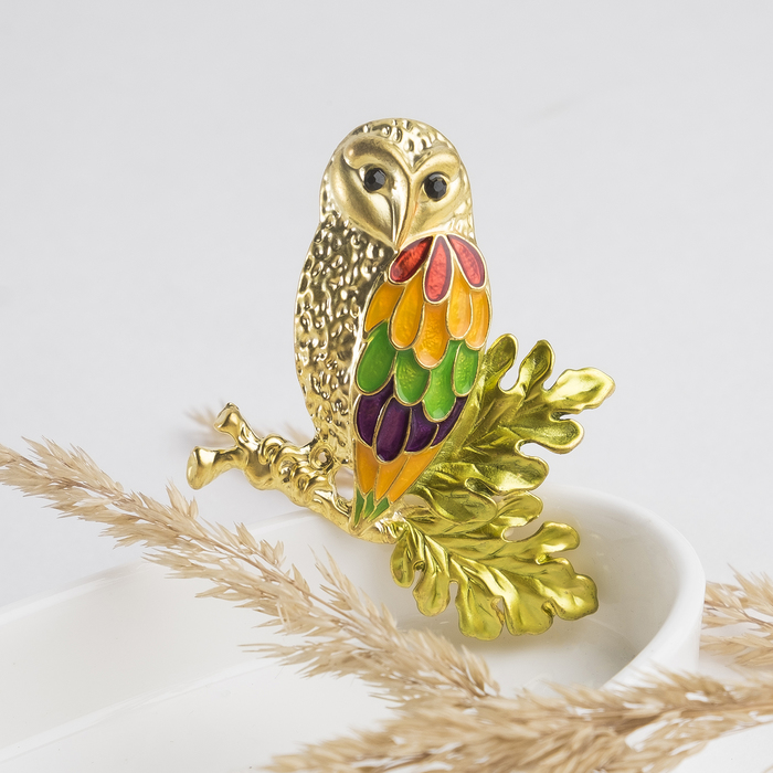 Брошь "Сова" на дубе, цветная в матовом золоте