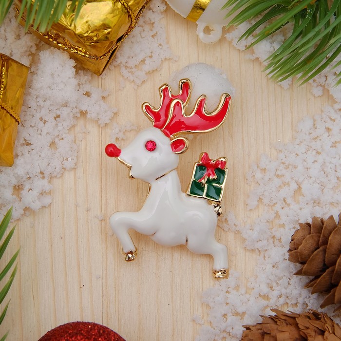 Брошь "Новогодняя сказка" олень с подарком, цветная в золоте