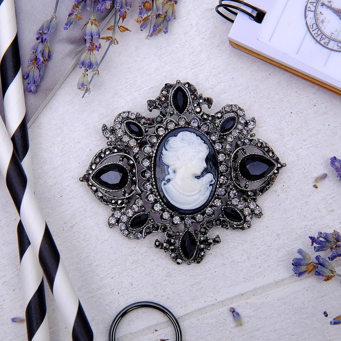 Брошь "Камея" орден, цвет  черно-белый в черном металле