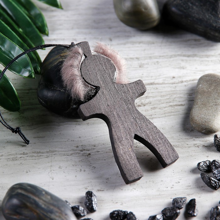 Оберег "Шаман" кедр, меховой 9,5*5