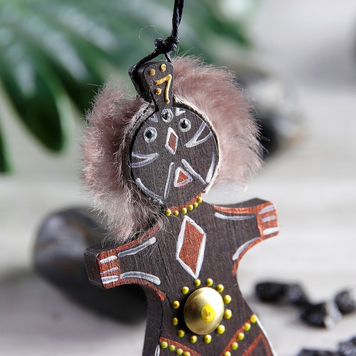 Оберег "Шаман" кедр, меховой 9,5*5