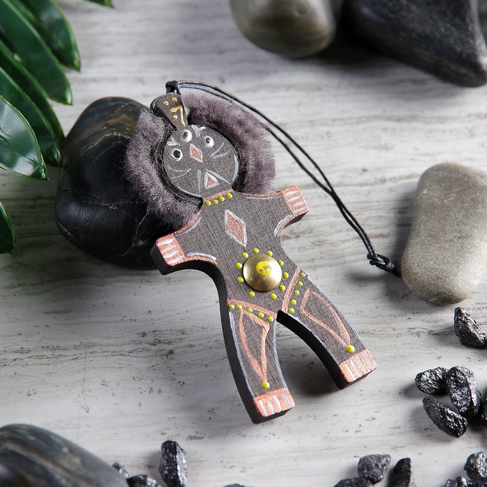 Оберег "Шаман" кедр, меховой 9,5*5