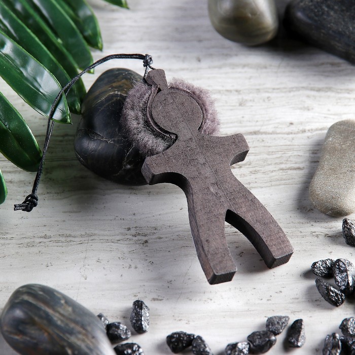 Оберег "Шаман" кедр, меховой 9,5*5