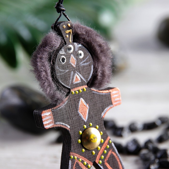 Оберег "Шаман" кедр, меховой 9,5*5