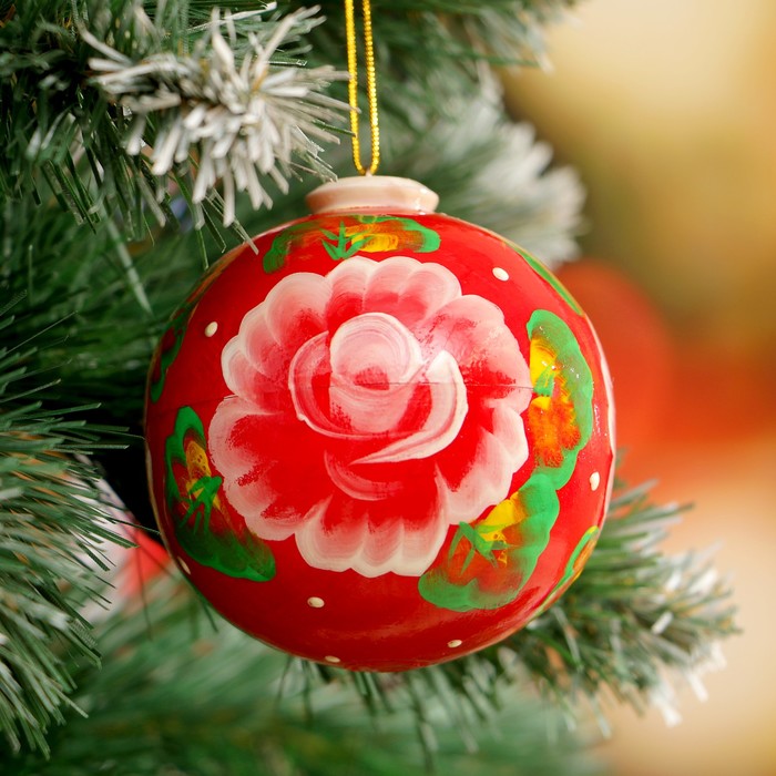 Подвеска новогодняя «Шар», белый цветок, красный фон, 7 см