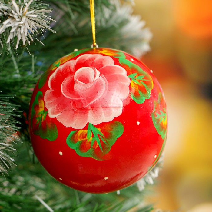Подвеска новогодняя «Шар», белый цветок, красный фон, 8 см