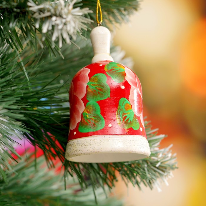 Подвеска новогодняя «Колокольчик», белый цветок, красный фон, 8 см