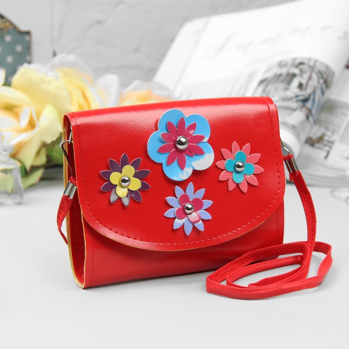 Сумка детская "Цветы", отдел на клапане, длинный ремень, цвет красный