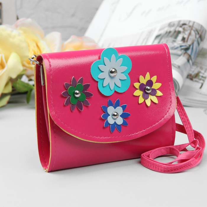 Сумка детская "Цветы", отдел на клапане, длинный ремень, цвет малиновый