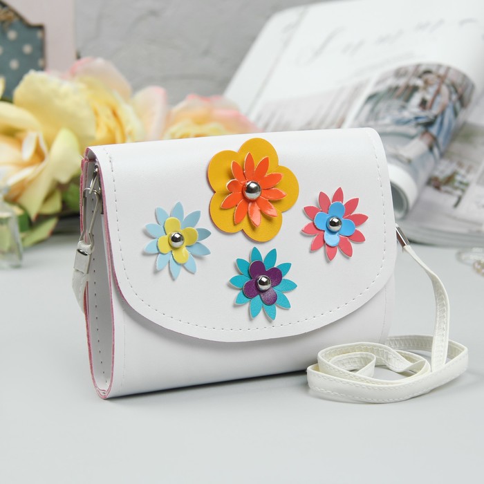 Сумка детская "Цветы", отдел на клапане, длинный ремень, цвет белый