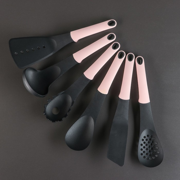 Набор посуды "Пинк", 4 предмета: кастрюли 8/6 л, сковорода 30х4,5 см, ковш 2 л 18х9,5 см, набор приборов 6 шт