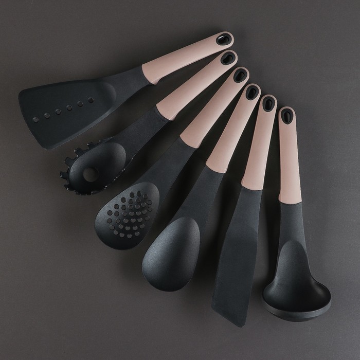 Набор посуды "Север", 4 предмета: кастрюли 8/6 л ,сковорода 30х4,5 см, ковш 2 л 18х9,5 см, набор приборов 6 шт