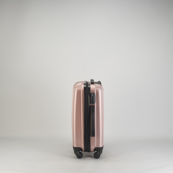Чемодан малый "Полосы" 20", отдел на молнии, кодовый замок, 4 колеса, цвет пудровый