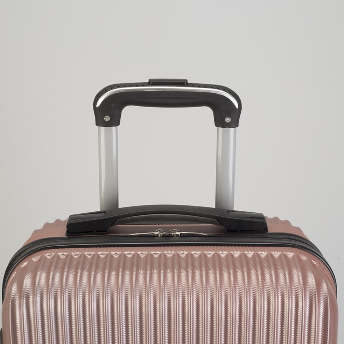 Чемодан малый "Полосы" 20", отдел на молнии, кодовый замок, 4 колеса, цвет пудровый