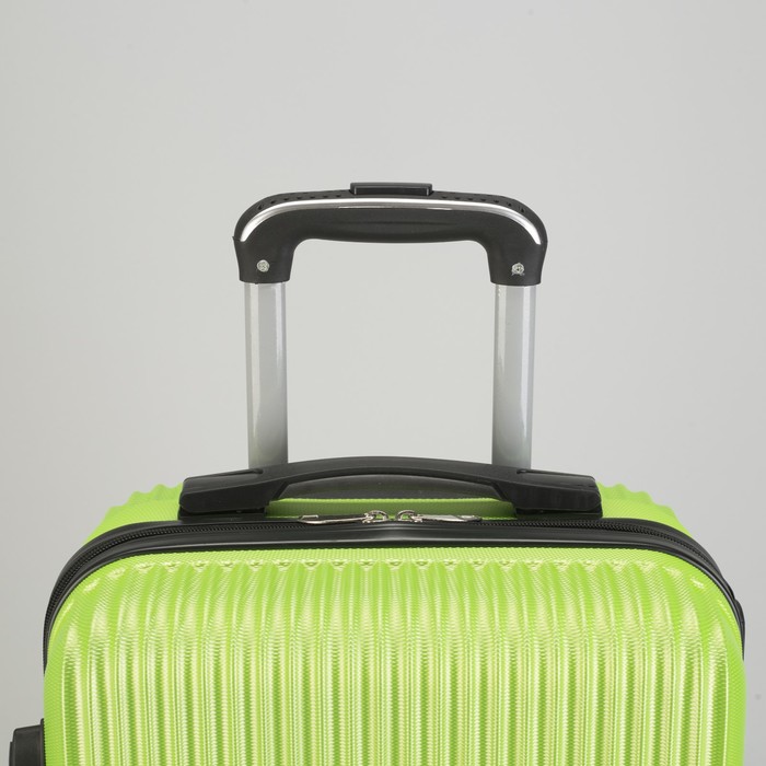 Чемодан малый "Полосы" 20", отдел на молнии, кодовый замок, 4 колеса, цвет зелёный