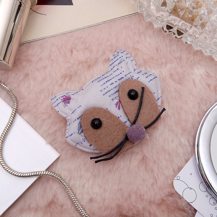 Брошь "Енот", цвет серый