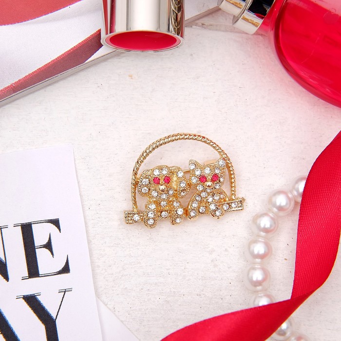 Брошь "Щенок и кот", цвет бело-красный в золоте