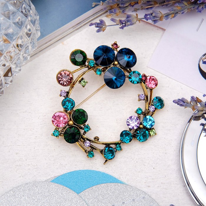 Брошь "Венок" инкрустированный, цветная в черненом золоте