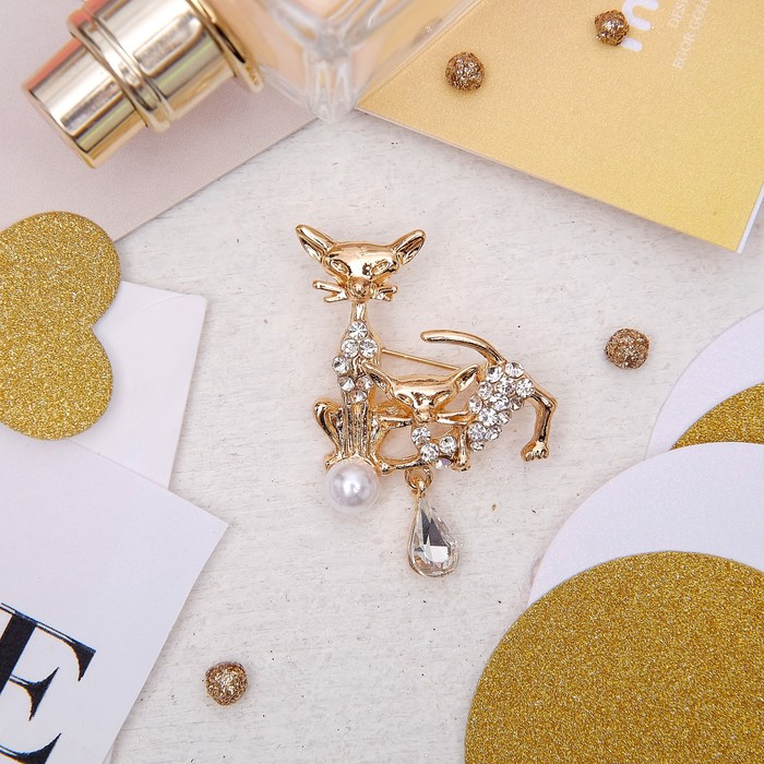 Брошь "Кошка" сама по себе, цвет белый в золоте