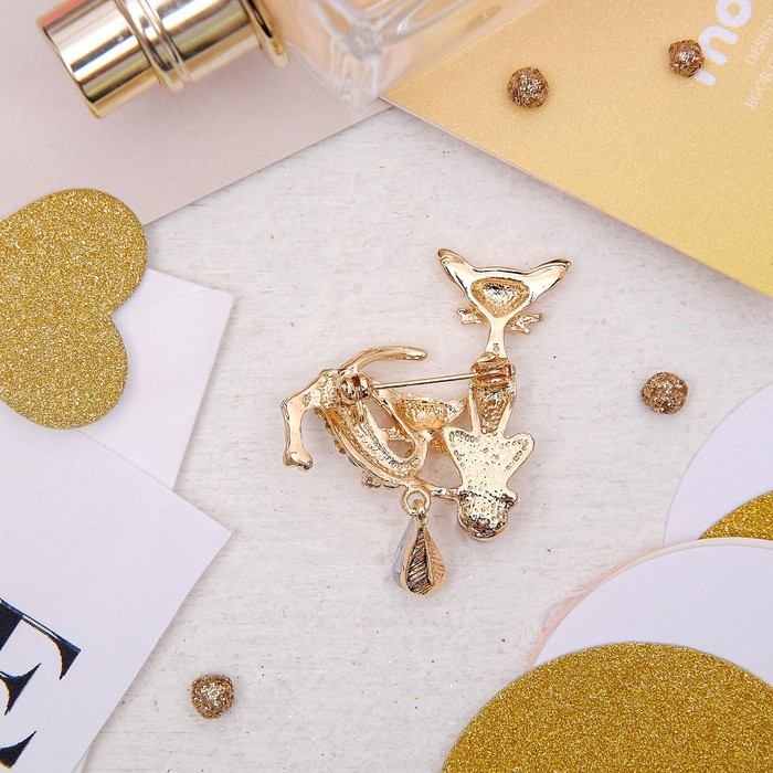 Брошь "Кошка" сама по себе, цвет белый в золоте