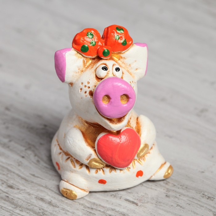 Статуэтка "Свинка с сердечком"