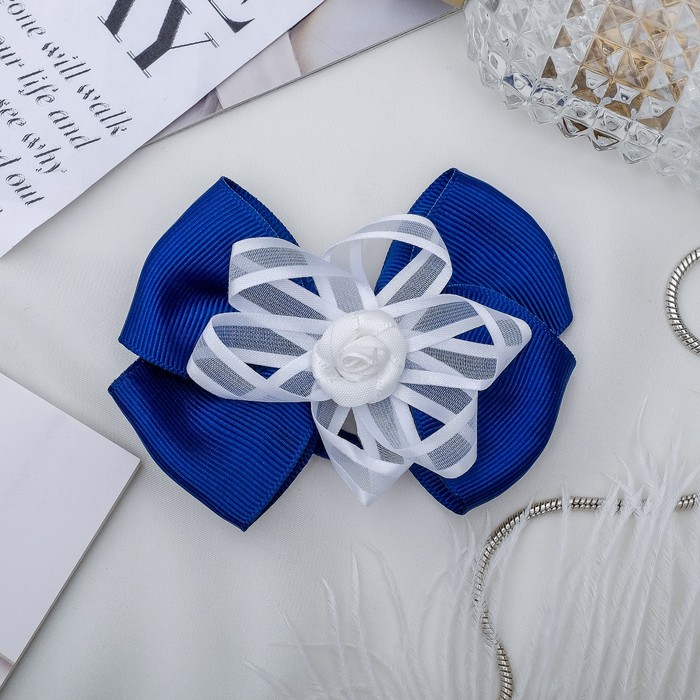 Резинка для волос бант "Школьница" 8,5 см, белая атласная роза,синий