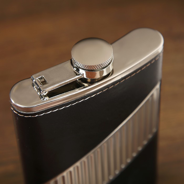 Фляжка 270 мл, выдавленный герб России, диагональ в полоску хром, чёрная, 9.5х2х14.5 см