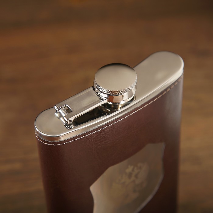 Фляжка 270 мл, гравировка герб России в хромированном окошечке, коричневая, 9.5х2х14.5 см