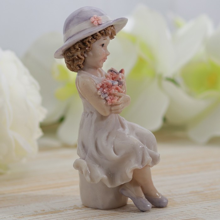 Сувенир полистоун лак "Девочкав шляпке с охапкой цветов" 14х6,5х6,5 см