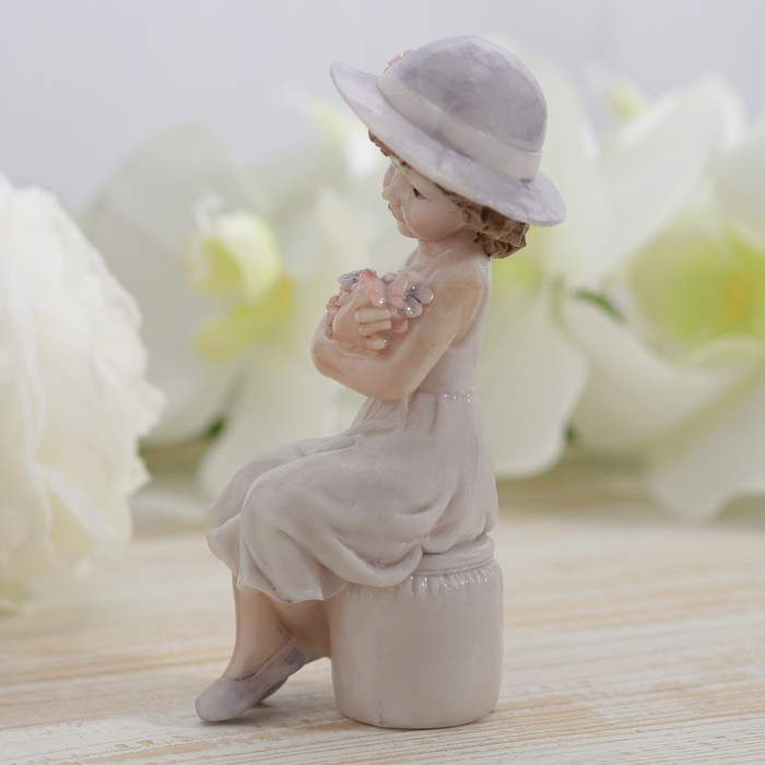 Сувенир полистоун лак "Девочкав шляпке с охапкой цветов" 14х6,5х6,5 см