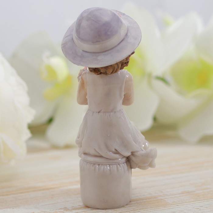 Сувенир полистоун лак "Девочкав шляпке с охапкой цветов" 14х6,5х6,5 см