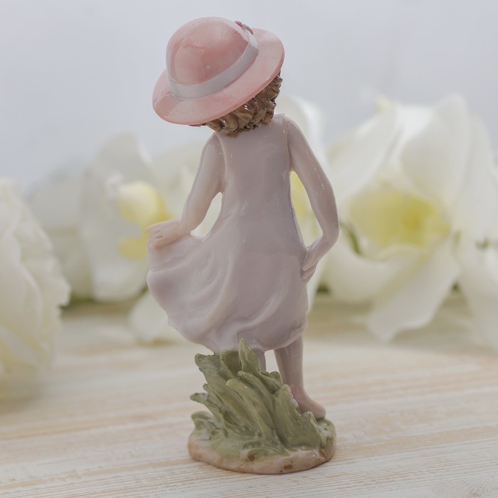 Сувенир полистоун лак "Девочка в шляпке прогулка по лугу" 17,5х8х5 см