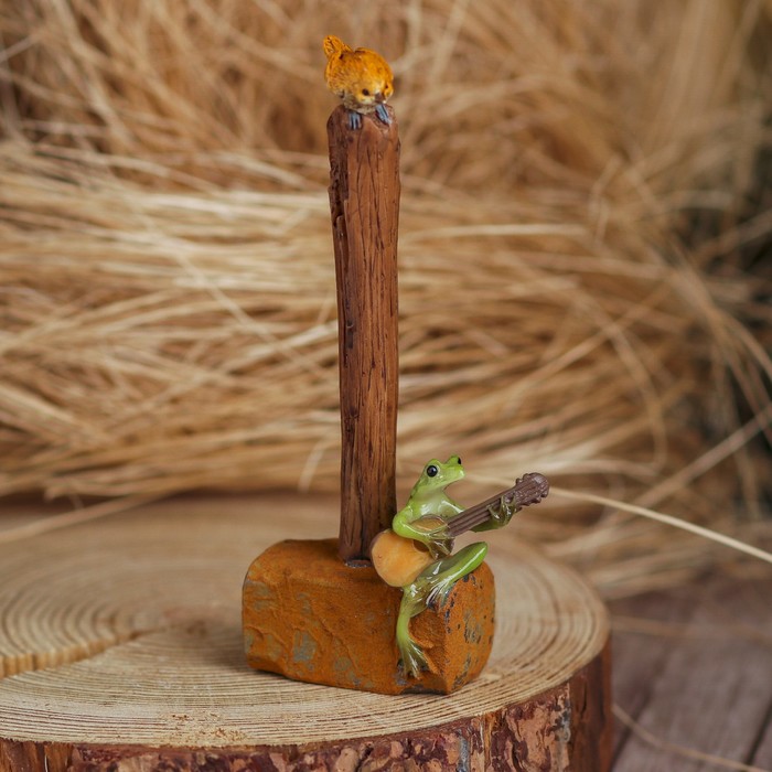 Сувенир полистоун "Лягушонок-музыкант и воробышек на кувалде"