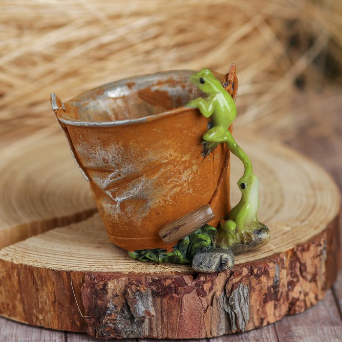 Сувенир полистоун карандашница "Лягушата с ведром"