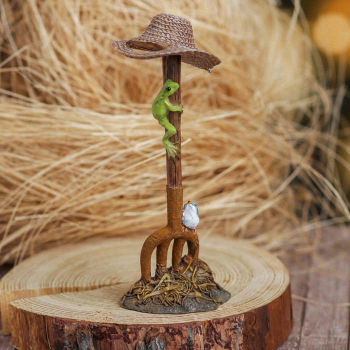 Сувенир полистоун "Лягушонок, воробей, вилы и соломенная шляпа"