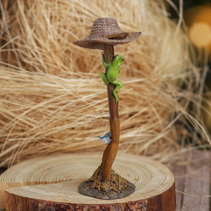 Сувенир полистоун "Лягушонок, воробей, вилы и соломенная шляпа"