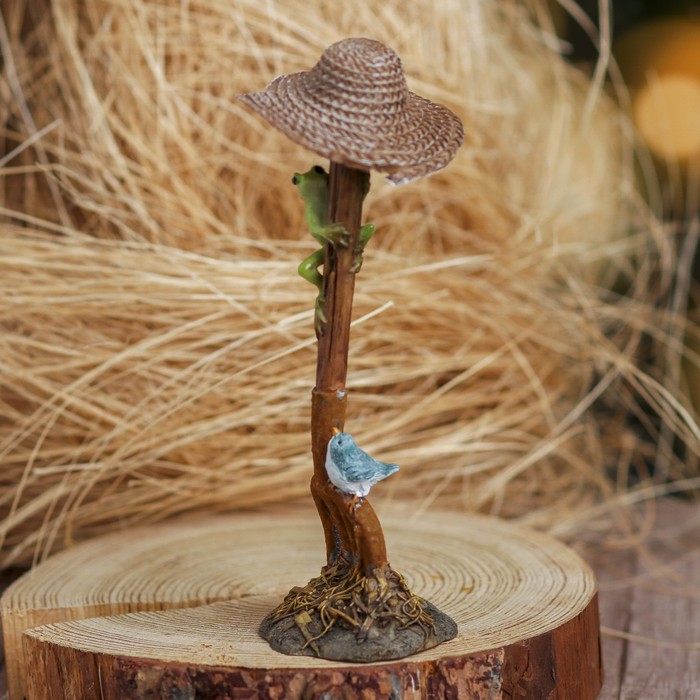 Сувенир полистоун "Лягушонок, воробей, вилы и соломенная шляпа"