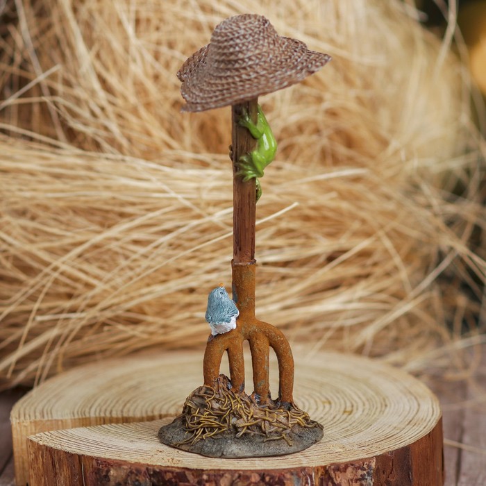 Сувенир полистоун "Лягушонок, воробей, вилы и соломенная шляпа"