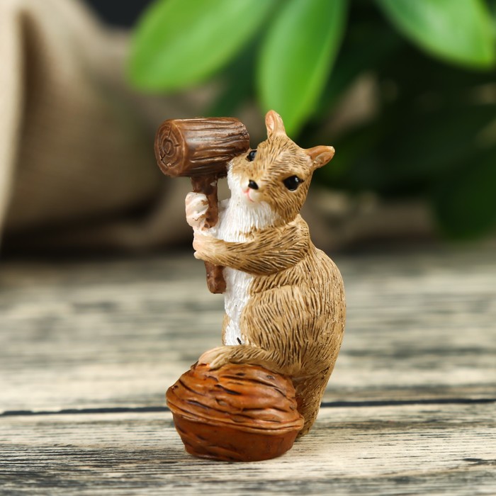 Сувенир полистоун "Бельчонок колет орешки"