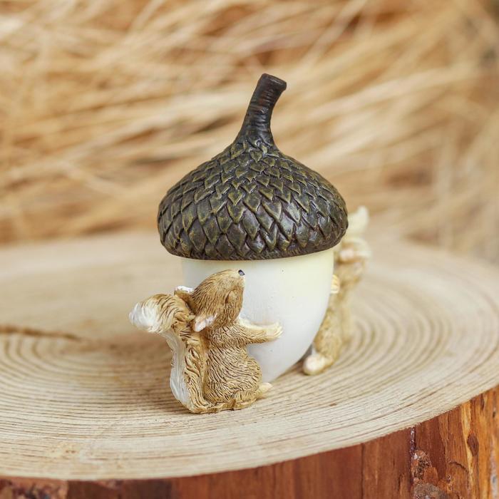 Сувенир полистоун "Два бельчонка с жёлудем"