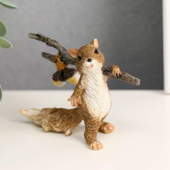 Сувенир полистоун "Бельчонок с веточкой и жёлудями"