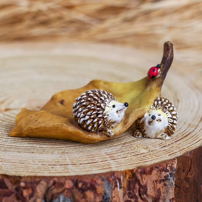 Сувенир полистоун "Ежата и листочек с божьей коровкой"