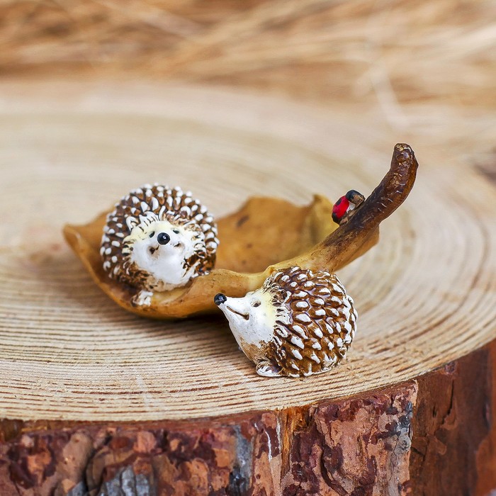 Сувенир полистоун "Ежата и листочек с божьей коровкой"