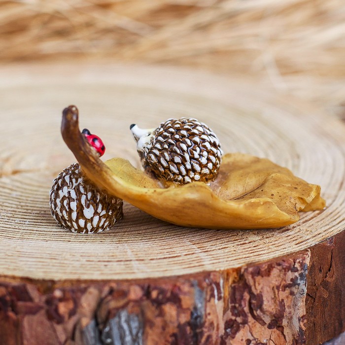 Сувенир полистоун "Ежата и листочек с божьей коровкой"