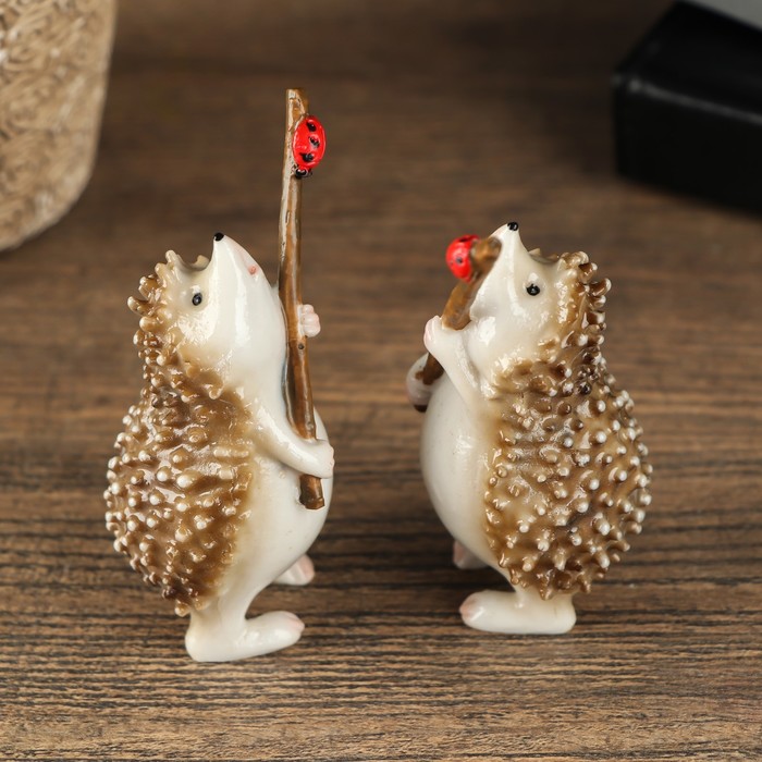 Сувенир полистоун "Ежонок с веточкой и божьей коровкой"